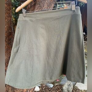Mountain Hardwear Skirt Olive Pinstripes Size M Stretch Gorpcore Hiking Outdoors